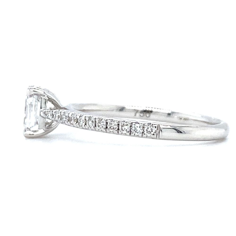 
                      
                        18 karaat witgouden ring van 1.95 gram en 2 mm breed. Bezet met 1 Asscher geslepen diamant van  0.67 crt kleur E kwaliteit VVS1 en 22 briljant geslepen diamanten met een totaalgewicht van 0.15 crt kleur top wesselton kwaliteit vs1 Zetting: 6 x 5 mm Model: R 9709
                      
                    