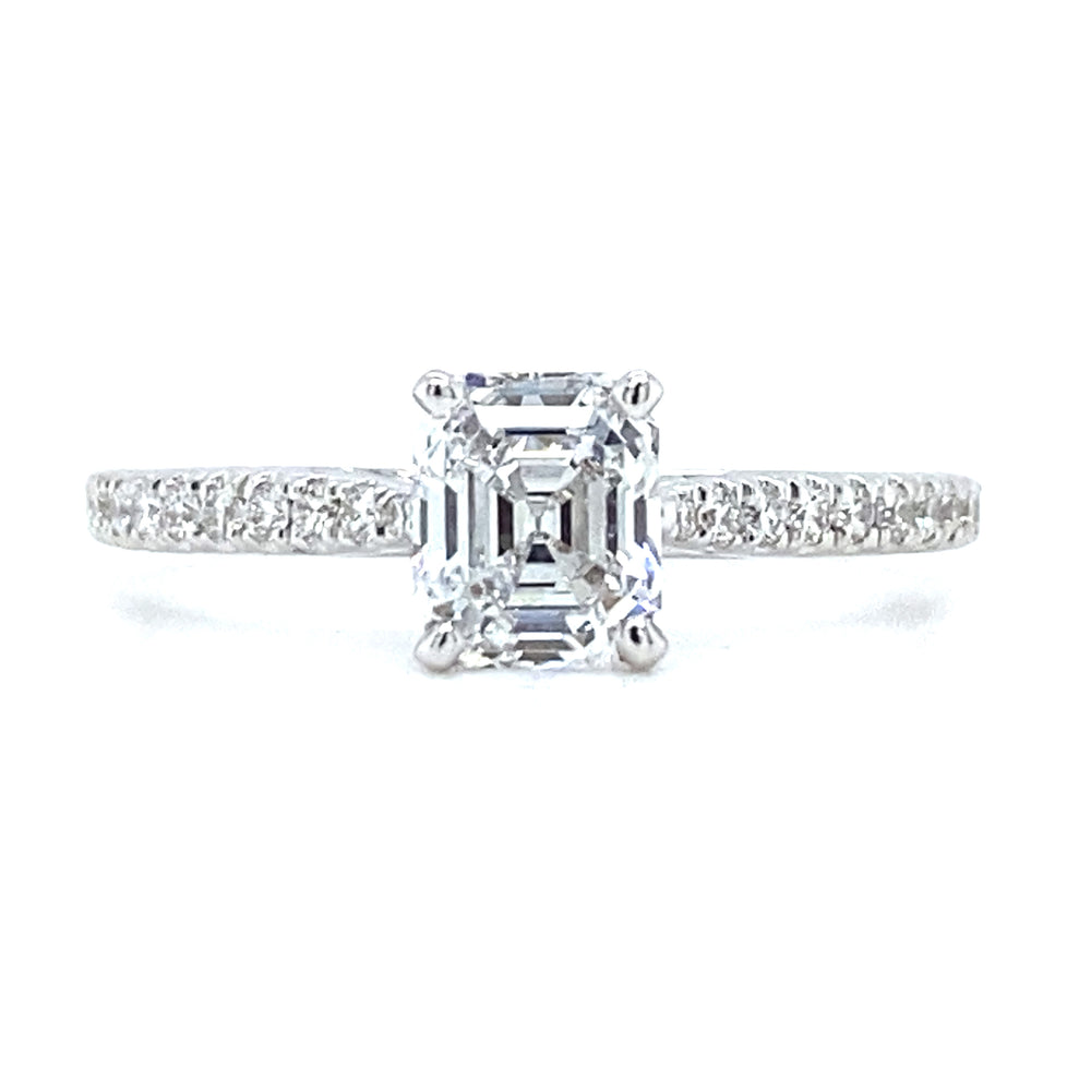 18 karaat witgouden ring van 1.95 gram en 2 mm breed. Bezet met 1 Asscher geslepen diamant van  0.67 crt kleur E kwaliteit VVS1 en 22 briljant geslepen diamanten met een totaalgewicht van 0.15 crt kleur top wesselton kwaliteit vs1 Zetting: 6 x 5 mm Model: R 9709