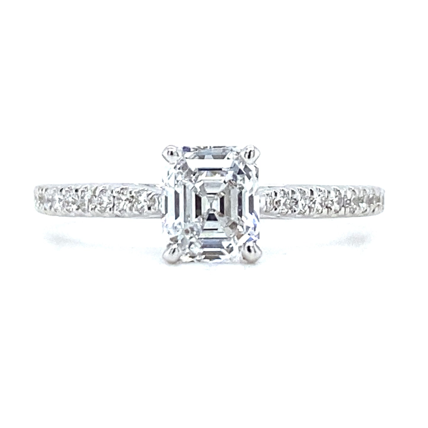 18 karaat witgouden ring van 1.95 gram en 2 mm breed. Bezet met 1 Asscher geslepen diamant van  0.67 crt kleur E kwaliteit VVS1 en 22 briljant geslepen diamanten met een totaalgewicht van 0.15 crt kleur top wesselton kwaliteit vs1 Zetting: 6 x 5 mm Model: R 9709