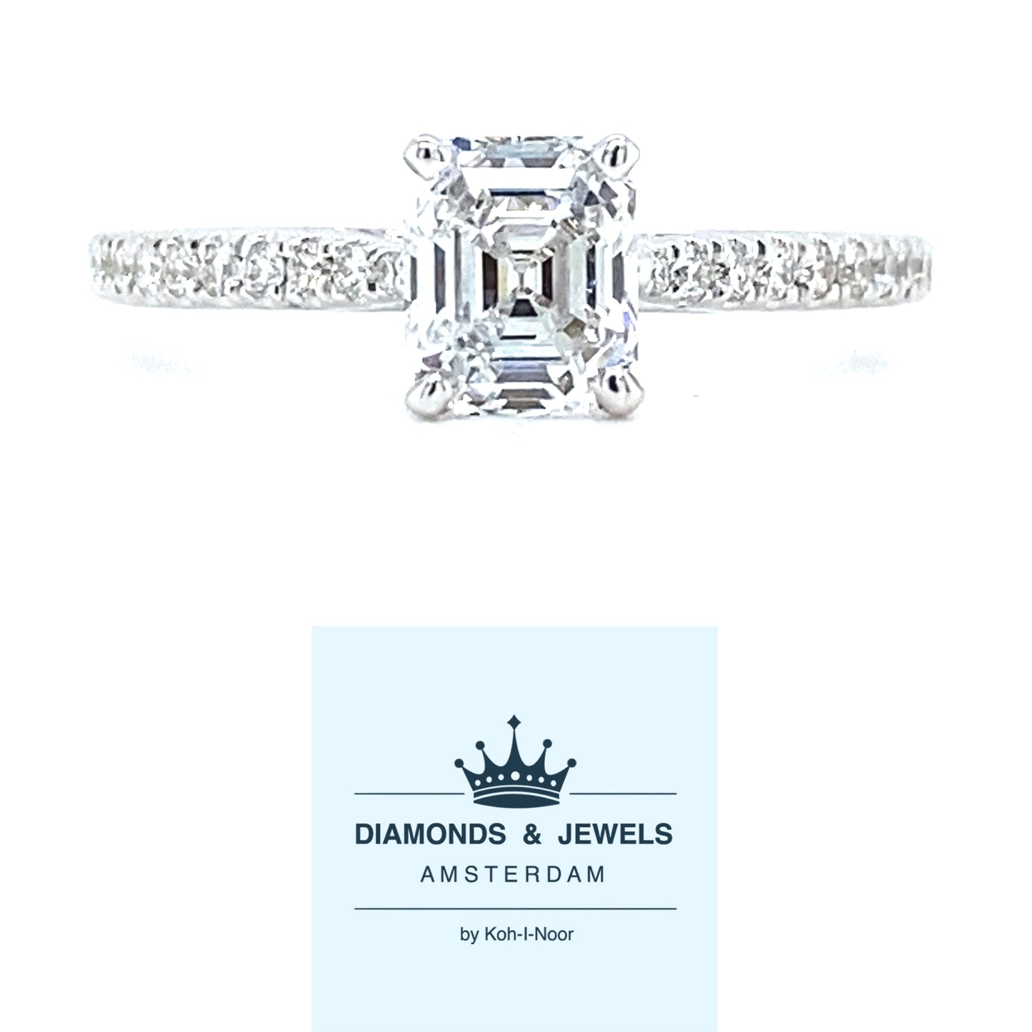 18 karaat witgouden ring van 1.95 gram en 2 mm breed. Bezet met 1 Asscher geslepen diamant van  0.67 crt kleur E kwaliteit VVS1 en 22 briljant geslepen diamanten met een totaalgewicht van 0.15 crt kleur top wesselton kwaliteit vs1 Zetting: 6 x 5 mm Model: R 9709