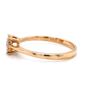 18 karaat rosé gouden ring an 1.76 gram. Bezet met 9 briljant geslepen diamanten met een totaalgewicht van 0.09 crt. Kleur: G Kwaliteit: VS2 Zetting: Ø 6 mm Model R 9720 