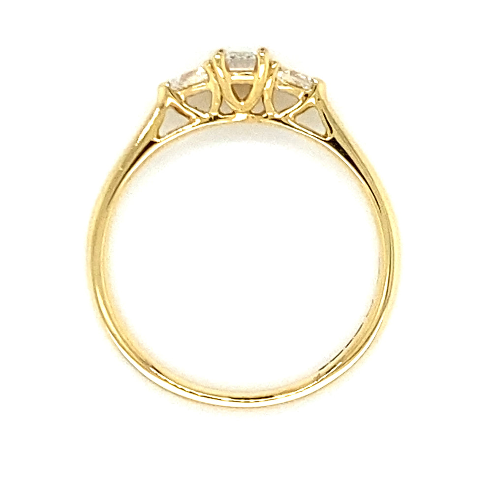 
                      
                        18 karaat geelgouden trilogiering van 2.3 gram en 2 tot 1 mm breed. Bezet met 1 baguette geslepen diamant van 0.35 crt en 2 peer geslepen diamanten met een totaalgewicht van 0.06 crt Kleur: Top Wesselton Kwaliteit: VS1 Zetting: 11 x 6 mm Model R 9726
                      
                    