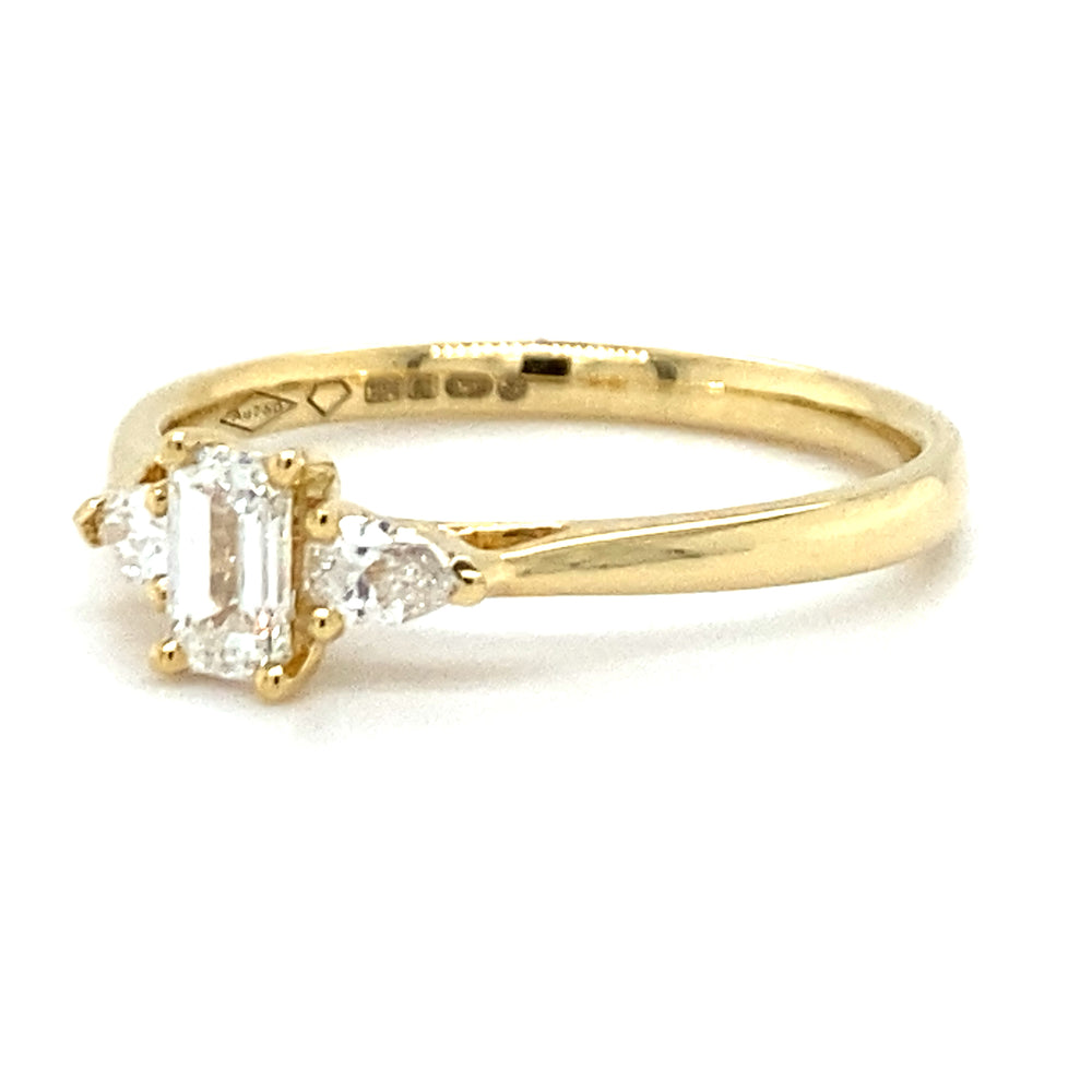 
                      
                        18 karaat geelgouden trilogiering van 2.3 gram en 2 tot 1 mm breed. Bezet met 1 baguette geslepen diamant van 0.35 crt en 2 peer geslepen diamanten met een totaalgewicht van 0.06 crt Kleur: Top Wesselton Kwaliteit: VS1 Zetting: 11 x 6 mm Model R 9726
                      
                    