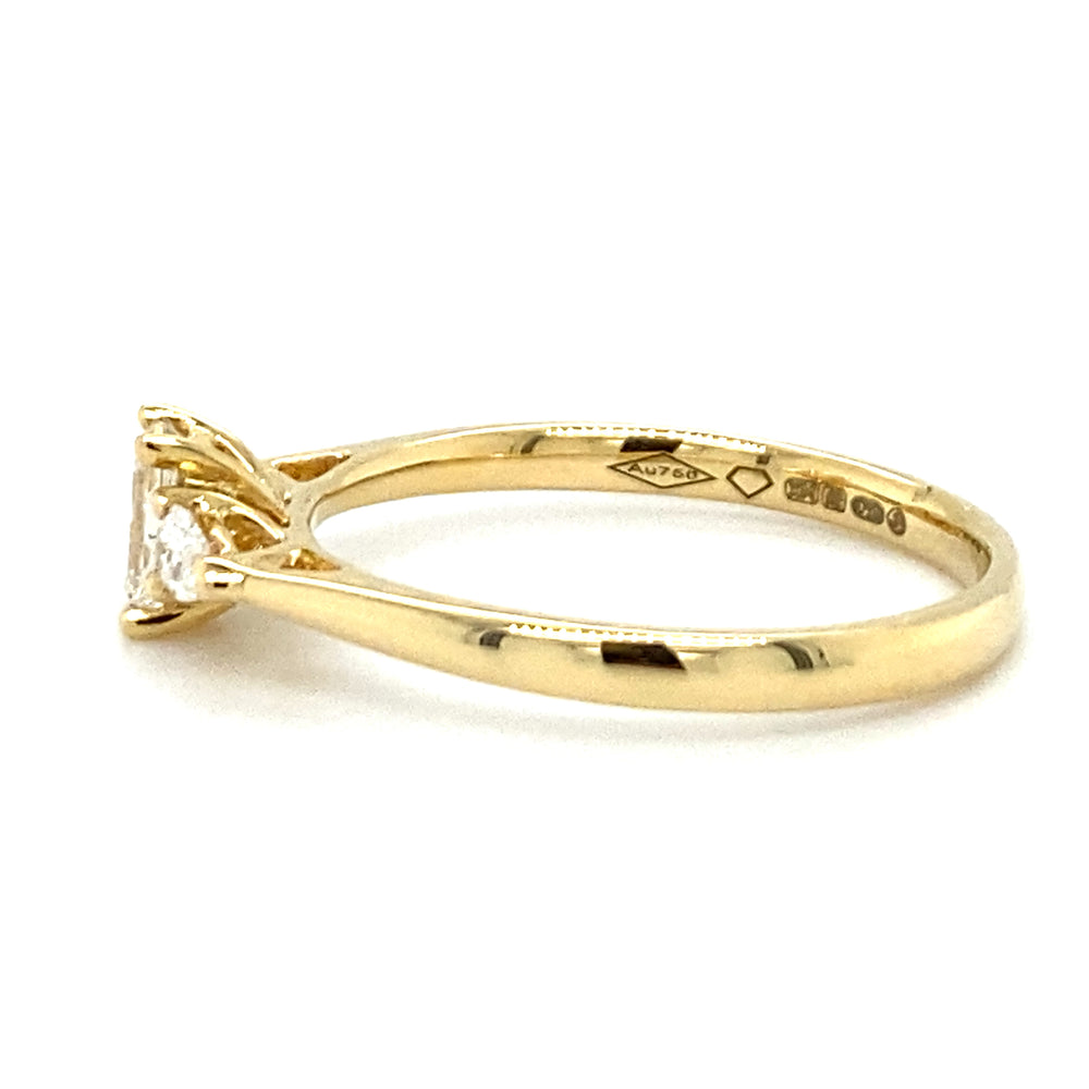 
                      
                        18 karaat geelgouden trilogiering van 2.3 gram en 2 tot 1 mm breed. Bezet met 1 baguette geslepen diamant van 0.35 crt en 2 peer geslepen diamanten met een totaalgewicht van 0.06 crt Kleur: Top Wesselton Kwaliteit: VS1 Zetting: 11 x 6 mm Model R 9726
                      
                    