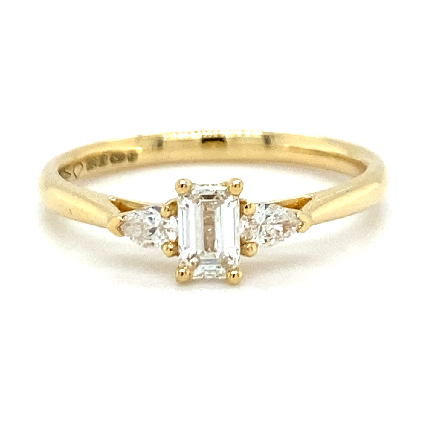 18 karaat geelgouden trilogiering van 2.3 gram en 2 tot 1 mm breed. Bezet met 1 baguette geslepen diamant van 0.35 crt en 2 peer geslepen diamanten met een totaalgewicht van 0.06 crt Kleur: Top Wesselton Kwaliteit: VS1 Zetting: 11 x 6 mm Model R 9726