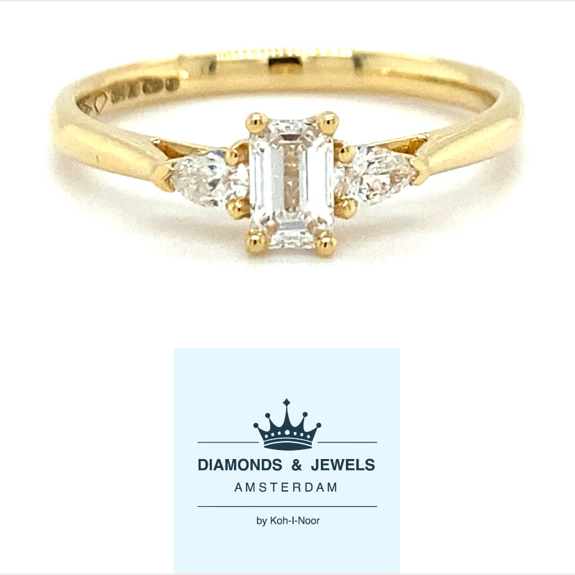 18 karaat geelgouden trilogiering van 2.3 gram en 2 tot 1 mm breed. Bezet met 1 baguette geslepen diamant van 0.35 crt en 2 peer geslepen diamanten met een totaalgewicht van 0.06 crt Kleur: Top Wesselton Kwaliteit: VS1 Zetting: 11 x 6 mm Model R 9726