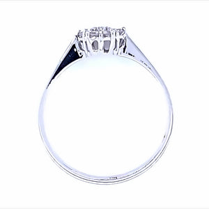 14 karaat wit gouden rozet ring van 1.4 gram en 1 tot 2 mm breed. Bezet met 7 briljant geslepen diamanten met een totaalgewicht van 0.23 crt Kleur: Top Wesselton Kwaliteit: VS Zetting: 6 x 7 mm Model: R 9748
