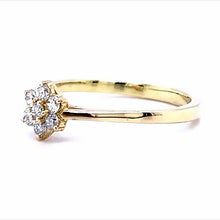 Load image into Gallery viewer, 14 karaat geel gouden rozet ring van 2.2 gram en 2 tot 1 mm breed. bezet met 7 briljant geslepen diamanten met een totaalgewicht van 0.23 crt. Kleur: Top Wesselton Kwaliteit: VS Zetting: 7 x 6 mm Model: R 9749

