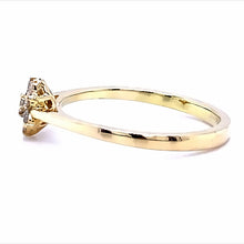 Afbeelding in Gallery-weergave laden, 14 karaat geel gouden rozet ring van 2.2 gram en 2 tot 1 mm breed. bezet met 7 briljant geslepen diamanten met een totaalgewicht van 0.23 crt. Kleur: Top Wesselton Kwaliteit: VS Zetting: 7 x 6 mm Model: R 9749
