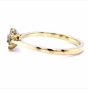14 karaat geel gouden rozet ring van 2.2 gram en 2 tot 1 mm breed. bezet met 7 briljant geslepen diamanten met een totaalgewicht van 0.23 crt. Kleur: Top Wesselton Kwaliteit: VS Zetting: 7 x 6 mm Model: R 9749