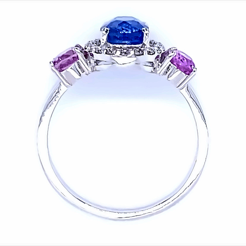
                      
                        18 karaat wit gouden halo trilogie ring van 3.3 gram en 2 mm breed. Bezet met 18 briljant geslepen diamanten met een totaalgewicht van 0.20 crt. Kleur: Cape Kwaliteit: VS en 3 ovaal geslepen saffieren met een totaalgewicht van 2.26 crt Kleur: Blauw en Roze Zetting: 10 x 17 mm Model: R 9758ovaal geslepen saffier
                      
                    