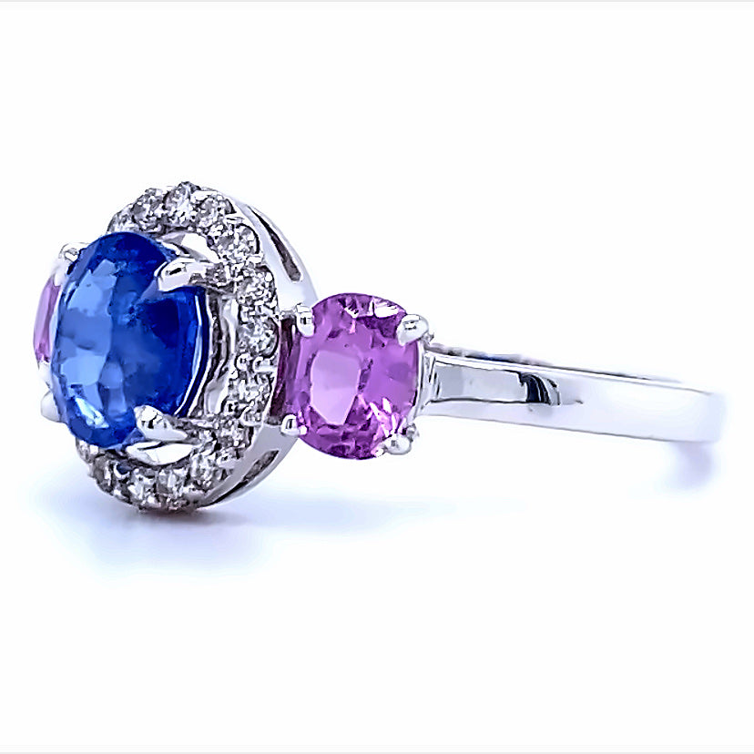 
                      
                        18 karaat wit gouden halo trilogie ring van 3.3 gram en 2 mm breed. Bezet met 18 briljant geslepen diamanten met een totaalgewicht van 0.20 crt. Kleur: Cape Kwaliteit: VS en 3 ovaal geslepen saffieren met een totaalgewicht van 2.26 crt Kleur: Blauw en Roze Zetting: 10 x 17 mm Model: R 9758ovaal geslepen saffier
                      
                    