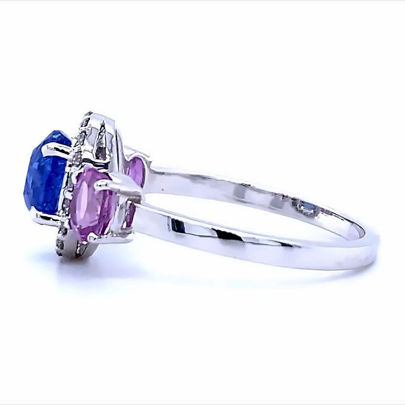 
                      
                        18 karaat wit gouden halo trilogie ring van 3.3 gram en 2 mm breed. Bezet met 18 briljant geslepen diamanten met een totaalgewicht van 0.20 crt. Kleur: Cape Kwaliteit: VS en 3 ovaal geslepen saffieren met een totaalgewicht van 2.26 crt Kleur: Blauw en Roze Zetting: 10 x 17 mm Model: R 9758ovaal geslepen saffier
                      
                    