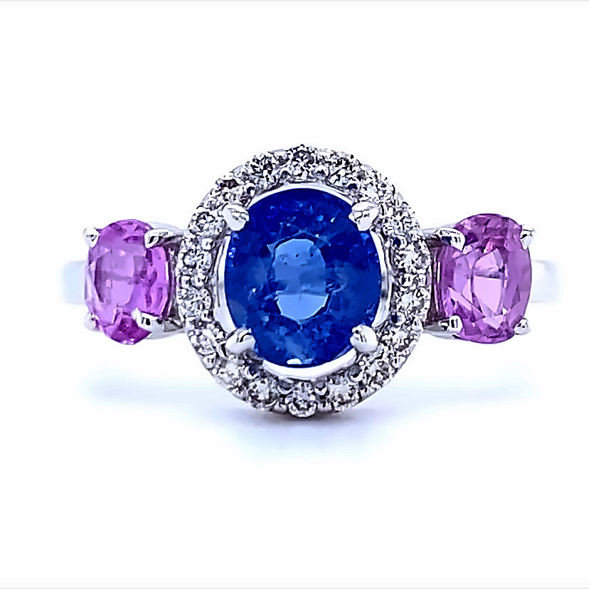 18 karaat wit gouden halo trilogie ring van 3.3 gram en 2 mm breed. Bezet met 18 briljant geslepen diamanten met een totaalgewicht van 0.20 crt. Kleur: Cape Kwaliteit: VS en 3 ovaal geslepen saffieren met een totaalgewicht van 2.26 crt Kleur: Blauw en Roze Zetting: 10 x 17 mm Model: R 9758ovaal geslepen saffier