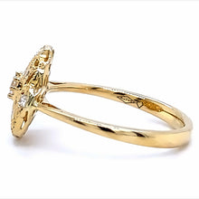 Cargar imagen en el visor de la galería, 18 karaat geel gouden ring met antieke uitstraling van 3.31 gram en 1 tot 2 mm breed. Bezet met 1 briljant geslepen diamant van 0.10 crt en 8 briljant geslepen diamanten met een totaalgewicht van 0.16 crt. Kleur: G Kwaliteit: VS1 Zetting: Ø 12 mm Model: R 9792
