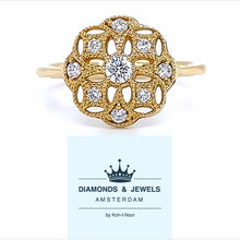 Cargar imagen en el visor de la galería, 18 karaat geel gouden ring met antieke uitstraling van 3.31 gram en 1 tot 2 mm breed. Bezet met 1 briljant geslepen diamant van 0.10 crt en 8 briljant geslepen diamanten met een totaalgewicht van 0.16 crt. Kleur: G Kwaliteit: VS1 Zetting: Ø 12 mm Model: R 9792
