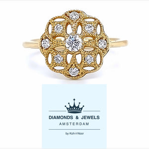 18 karaat geel gouden ring met antieke uitstraling van 3.31 gram en 1 tot 2 mm breed. Bezet met 1 briljant geslepen diamant van 0.10 crt en 8 briljant geslepen diamanten met een totaalgewicht van 0.16 crt. Kleur: G Kwaliteit: VS1 Zetting: Ø 12 mm Model: R 9792