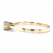 Afbeelding in Gallery-weergave laden, 14 karaat geel gouden solitaire ring van 1.5 gram en 1 tot 2 mm breed. Bezet met 1 briljant geslepen diamant van 0.21 crt. Kleur: Top Wesselton Kwaliteit: VS Zetting: 4 mm Model: R 9803
