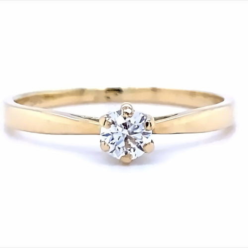 14 karaat geel gouden solitaire ring van 1.5 gram en 1 tot 2 mm breed. Bezet met 1 briljant geslepen diamant van 0.21 crt. Kleur: Top Wesselton Kwaliteit: VS Zetting: 4 mm Model: R 9803