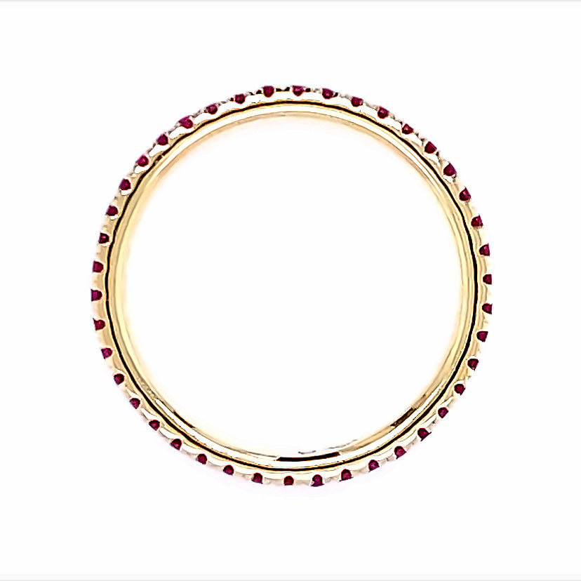 
                      
                        18 karaat geel gouden alliance eternity ring van 2.1 gram en 2 mm breed. Bezet met briljant geslepen robijnen met een totaalgewicht van 0.53 crt. Model: R 9808
                      
                    