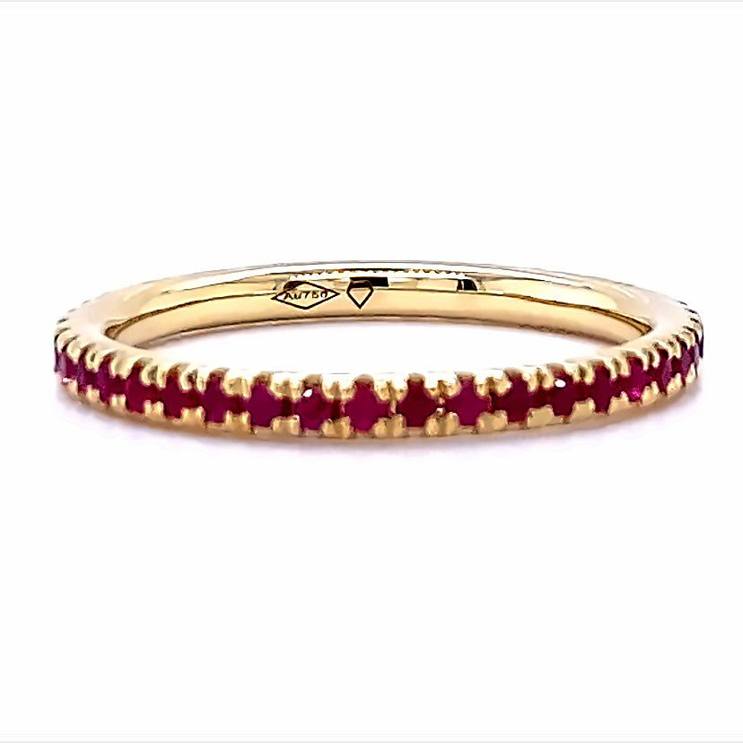 
                      
                        18 karaat geel gouden alliance eternity ring van 2.1 gram en 2 mm breed. Bezet met briljant geslepen robijnen met een totaalgewicht van 0.53 crt. Model: R 9808
                      
                    