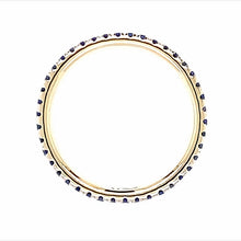 Laden Sie das Bild in den Galerie-Viewer, 18 karaat geel gouden alliance eternity rij ring van 2.1 gram en 2 mm breed. Bezet met briljant geslepen blauwe saffieren met een totaalgewicht van 0.53 crt. Model: R 9810
