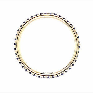18 karaat geel gouden alliance eternity rij ring van 2.1 gram en 2 mm breed. Bezet met briljant geslepen blauwe saffieren met een totaalgewicht van 0.53 crt. Model: R 9810