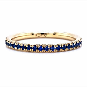 18 karaat geel gouden alliance eternity rij ring van 2.1 gram en 2 mm breed. Bezet met briljant geslepen blauwe saffieren met een totaalgewicht van 0.53 crt. Model: R 9810