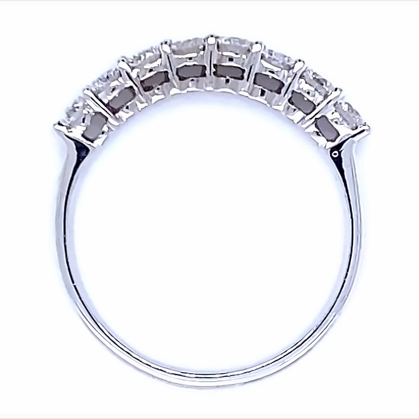 
                      
                        18 karaat witgouden rij ring van 2.9 gram en 2 tot 3 mm breed. Bezet met 8 briljant geslepen diamanten met een totaalgewicht van 0.79 crt Kleur: Top Wesselton Kwaliteit: VS Model R 9817
                      
                    