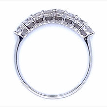 Afbeelding in Gallery-weergave laden, 18 karaat witgouden rij ring van 2.9 gram en 2 tot 3 mm breed. Bezet met 8 briljant geslepen diamanten met een totaalgewicht van 0.79 crt Kleur: Top Wesselton Kwaliteit: VS Model R 9817
