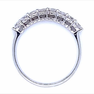 18 karaat witgouden rij ring van 2.9 gram en 2 tot 3 mm breed. Bezet met 8 briljant geslepen diamanten met een totaalgewicht van 0.79 crt Kleur: Top Wesselton Kwaliteit: VS Model R 9817