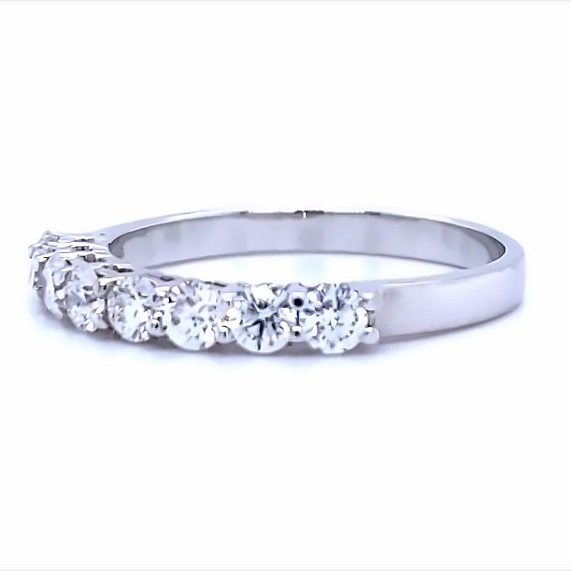 
                      
                        18 karaat witgouden rij ring van 2.9 gram en 2 tot 3 mm breed. Bezet met 8 briljant geslepen diamanten met een totaalgewicht van 0.79 crt Kleur: Top Wesselton Kwaliteit: VS Model R 9817
                      
                    
