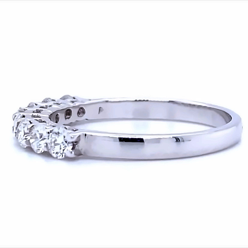 
                      
                        18 karaat witgouden rij ring van 2.9 gram en 2 tot 3 mm breed. Bezet met 8 briljant geslepen diamanten met een totaalgewicht van 0.79 crt Kleur: Top Wesselton Kwaliteit: VS Model R 9817
                      
                    