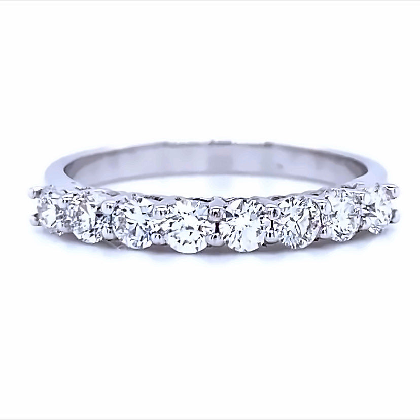 18 karaat witgouden rij ring van 2.9 gram en 2 tot 3 mm breed. Bezet met 8 briljant geslepen diamanten met een totaalgewicht van 0.79 crt Kleur: Top Wesselton Kwaliteit: VS Model R 9817