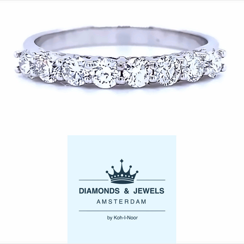 18 karaat witgouden rij ring van 2.9 gram en 2 tot 3 mm breed. Bezet met 8 briljant geslepen diamanten met een totaalgewicht van 0.79 crt Kleur: Top Wesselton Kwaliteit: VS Model R 9817