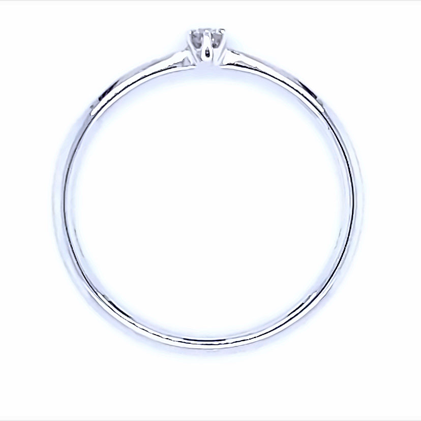 
                      
                        18 karaat wit gouden solitair ring van 1.5 gram en 1 tot 2 mm breed. Bezet met 1 briljant geslepen diamant van 0.05 crt Kleur: G Kwaliteit: VS2 Zetting: Ø 3 mm Model: R 9823
                      
                    