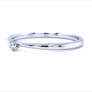 18 karaat wit gouden solitair ring van 1.5 gram en 1 tot 2 mm breed. Bezet met 1 briljant geslepen diamant van 0.05 crt Kleur: G Kwaliteit: VS2 Zetting: Ø 3 mm Model: R 9823