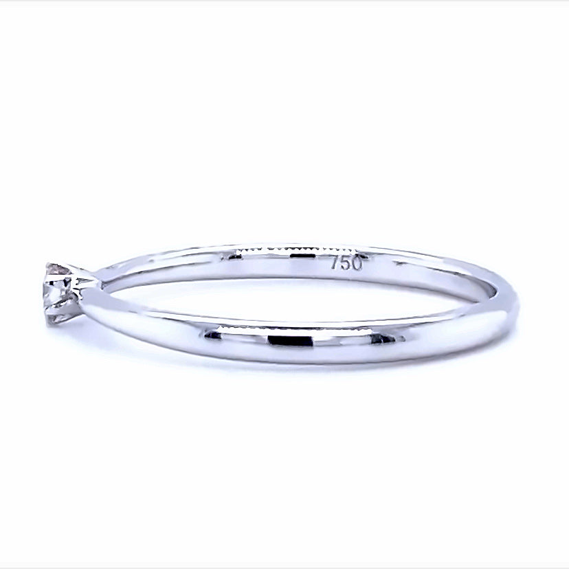 
                      
                        18 karaat wit gouden solitair ring van 1.5 gram en 1 tot 2 mm breed. Bezet met 1 briljant geslepen diamant van 0.05 crt Kleur: G Kwaliteit: VS2 Zetting: Ø 3 mm Model: R 9823
                      
                    