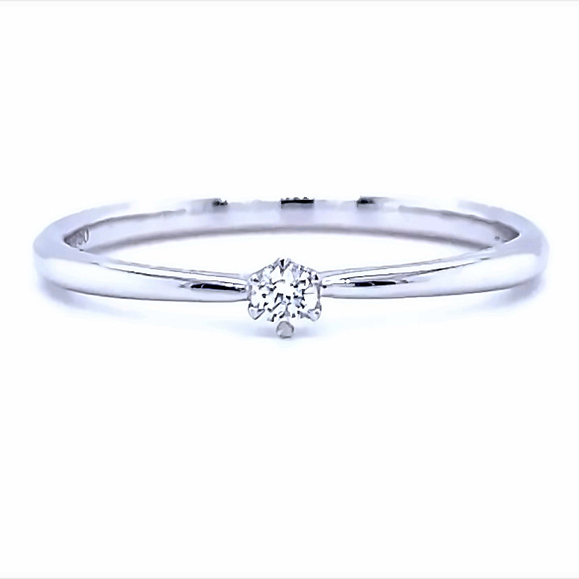 18 karaat wit gouden solitair ring van 1.5 gram en 1 tot 2 mm breed. Bezet met 1 briljant geslepen diamant van 0.05 crt Kleur: G Kwaliteit: VS2 Zetting: Ø 3 mm Model: R 9823