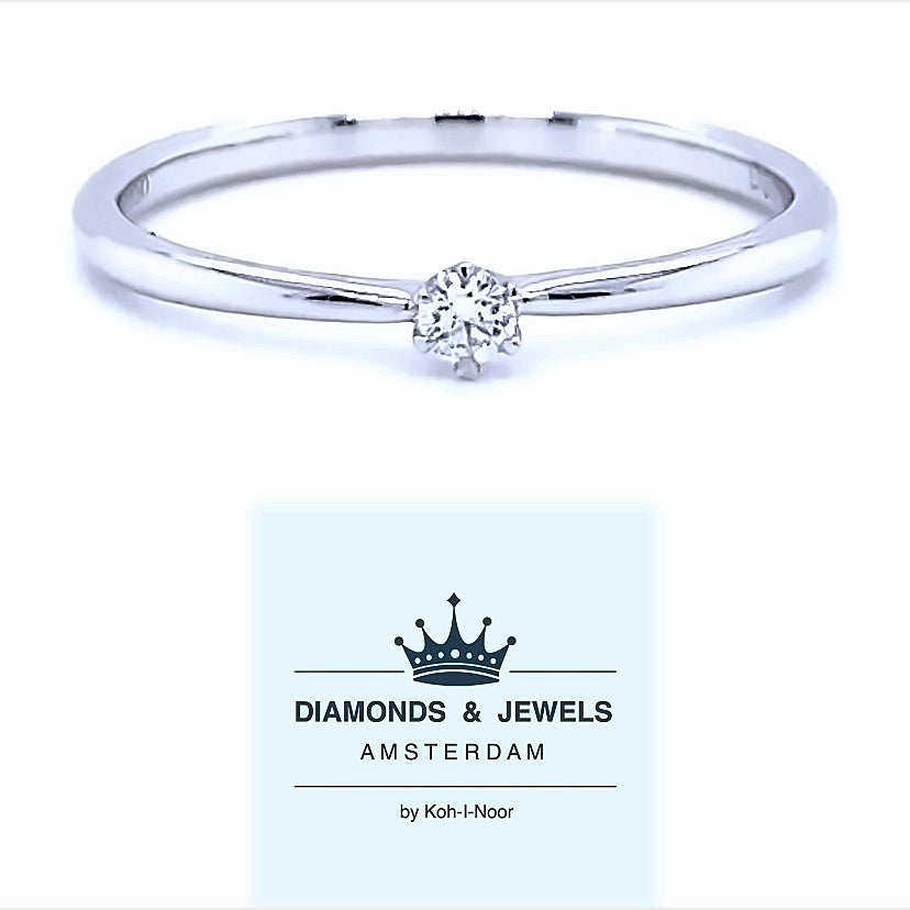18 karaat wit gouden solitair ring van 1.5 gram en 1 tot 2 mm breed. Bezet met 1 briljant geslepen diamant van 0.05 crt Kleur: G Kwaliteit: VS2 Zetting: Ø 3 mm Model: R 9823