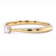 Afbeelding in Gallery-weergave laden, 18 karaat geel gouden solitair ring van 1.7 gram en 1 tot 2 mm breed. Bezet met 1 briljant geslepen diamant van 0.10 crt. Kleur: G Kwaliteit: VS2 Zetting: Ø 3 mm Model: R 9828
