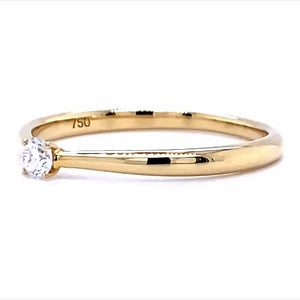 18 karaat geel gouden solitair ring van 1.7 gram en 1 tot 2 mm breed. Bezet met 1 briljant geslepen diamant van 0.10 crt. Kleur: G Kwaliteit: VS2 Zetting: Ø 3 mm Model: R 9828