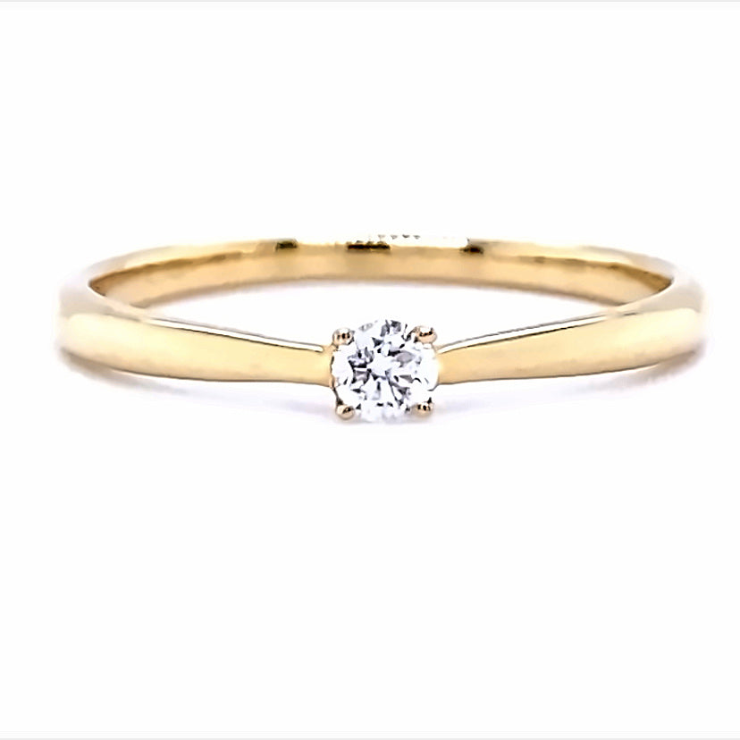 18 karaat geel gouden solitair ring van 1.7 gram en 1 tot 2 mm breed. Bezet met 1 briljant geslepen diamant van 0.10 crt. Kleur: G Kwaliteit: VS2 Zetting: Ø 3 mm Model: R 9828