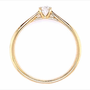 18 karaat geel gouden solitair ring van 2 gram en een breedte van 1 tot 2 mm. Bezet met 1 briljant geslepen diamant van 0.25 crt Kleur: G Kwaliteit: VS2 Zetting: Ø 4 mm Model R 9830