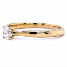 Afbeelding in Gallery-weergave laden, 18 karaat geel gouden solitair ring van 2 gram en een breedte van 1 tot 2 mm. Bezet met 1 briljant geslepen diamant van 0.25 crt Kleur: G Kwaliteit: VS2 Zetting: Ø 4 mm Model R 9830
