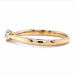 18 karaat geel gouden solitair ring van 2 gram en een breedte van 1 tot 2 mm. Bezet met 1 briljant geslepen diamant van 0.25 crt Kleur: G Kwaliteit: VS2 Zetting: Ø 4 mm Model R 9830