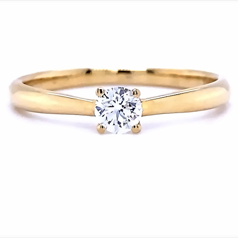 18 karaat geel gouden solitair ring van 2 gram en een breedte van 1 tot 2 mm. Bezet met 1 briljant geslepen diamant van 0.25 crt Kleur: G Kwaliteit: VS2 Zetting: Ø 4 mm Model R 9830