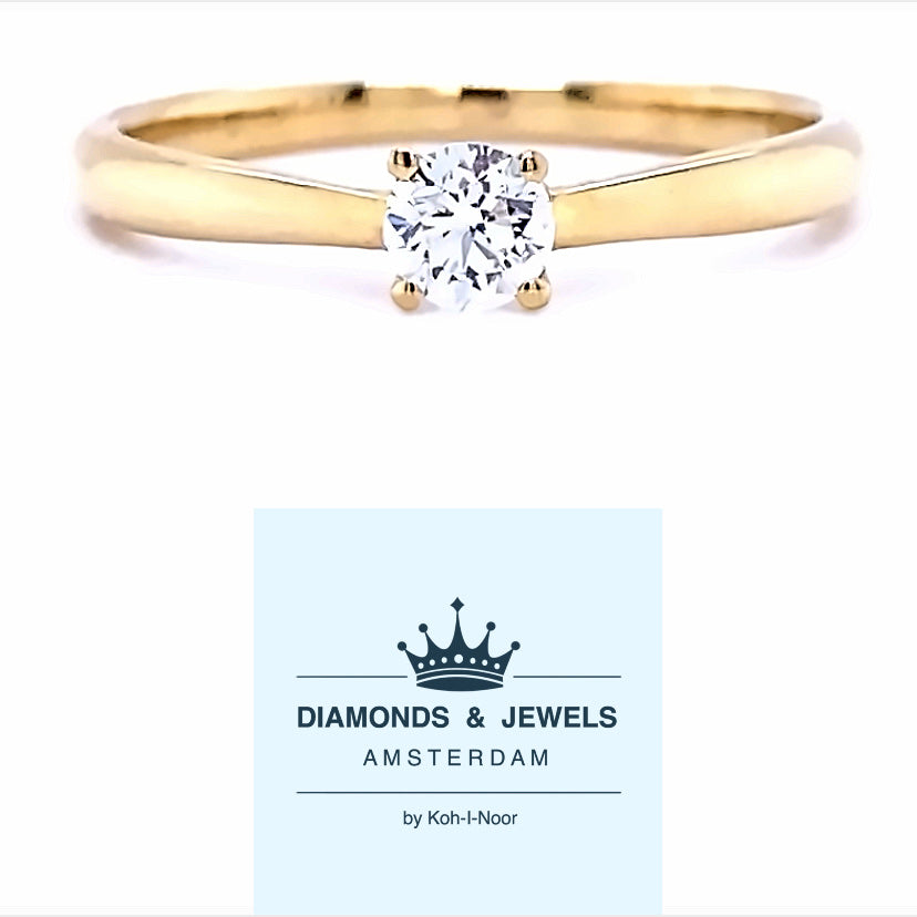 18 karaat geel gouden solitair ring van 2 gram en een breedte van 1 tot 2 mm. Bezet met 1 briljant geslepen diamant van 0.25 crt Kleur: G Kwaliteit: VS2 Zetting: Ø 4 mm Model R 9830