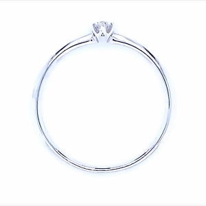 18 karaat wit gouden solitair ring van 2 gram en 2 tot 1 mm breed. Bezet met 1 briljant geslepen diamant van 0.25 crt Kleur: G Kwaliteit: SI1 Zetting: 5 mm Model: R 9832