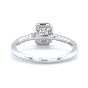 14 karaat wit gouden rechthoekige halo rij ring van 2.33 gram en 2 mm breed. Bezet met 1 emerald geslepen diamant van 0.35 crt en 27 briljant geslepen diamanten met een totaalgewicht van 0.22 crt. Kleur: Top Wesselton Kwaliteit: VS Zetting: 8 x 6 mm Model: R 9842 
